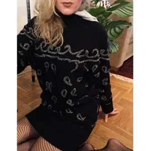  - Glammig oversized tjocktröja med glittrande silverdetaljer. Mörkblå/svart. 