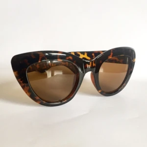  - Helt oanvända cateyes från NA-KD, frakt ingår!