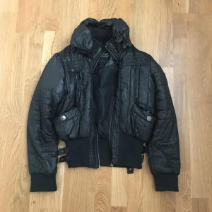  - Svart jacka (bomber style, dragkedjan är sönder,bild 3) annars i bra kondition