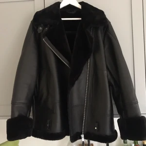  - Använd endast ett fåtal gånger, saknar skärp nertill, annars som ny! Från H&M Trend