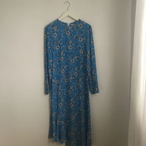  - En klänning från H&M trend i 100% viscose, ger ett super fint fall👗 Endast använd vid ett tillfälle. Nypris 599, mitt pris 350