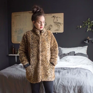  - En himla fin leopardfuskis. Inte sådär glansig, utan mer matt i pälsen. På ett snyggt sätt! Hyskan längst upp är trasig, men går att byta lätt. Jag har använt en stor säkerhetsnål istället, och den följer med i köpet.   Spårbar frakt på 58kr tillkommer