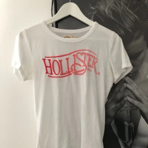  - Vit tisha från hollister, väl älskad men i bra skick! 🎈 Frakt + 38 kr! 🌹 50% GÅR TILL VÄLGÖRENHET!! Tar endast swish! 🌵