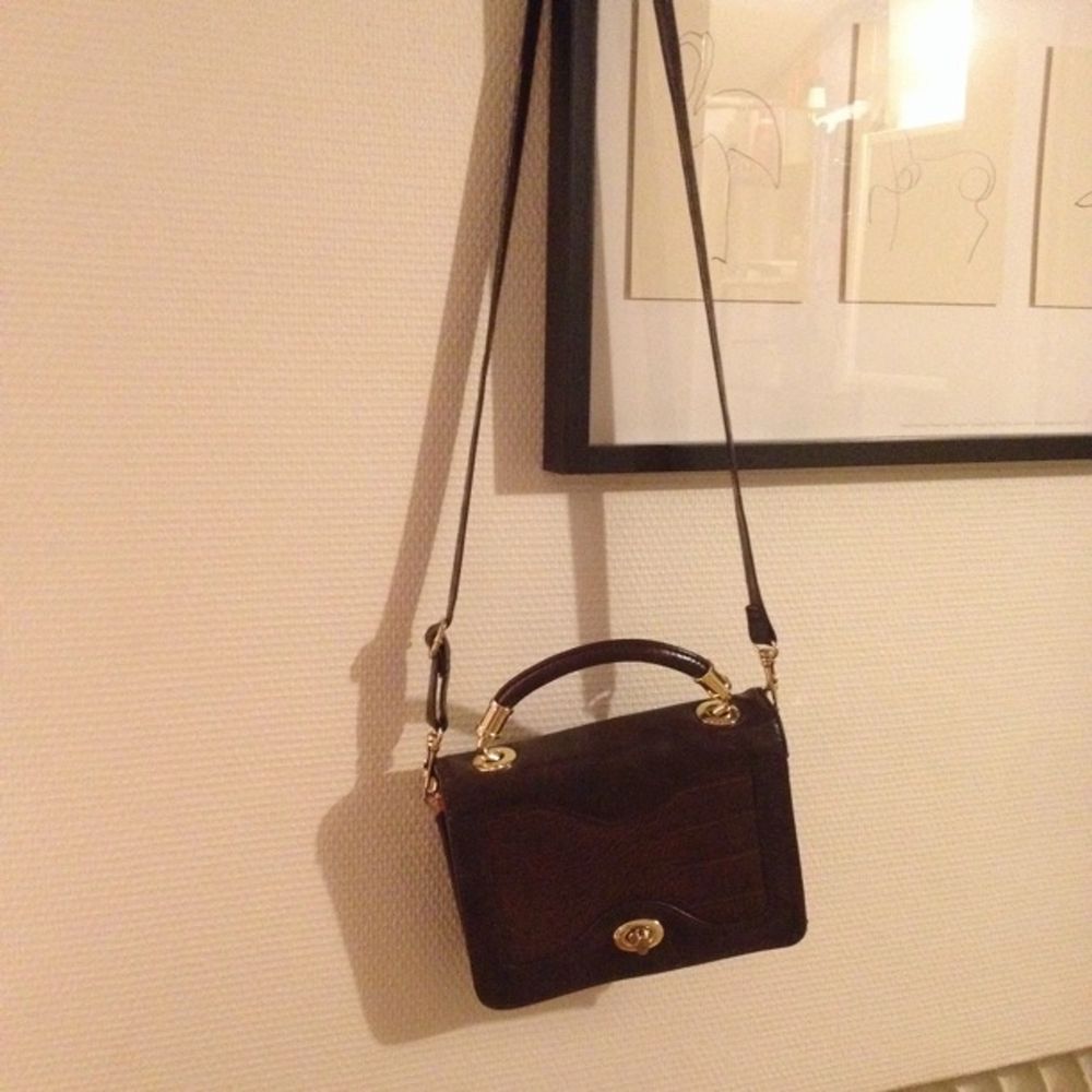En brun liten handväska från topshop! Gott med utrymme för plånbok, mobil,  nycklar etc. | Plick