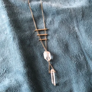  - Långt halsband med kristaller. Väl använt men fortfarande i bra skick, har tyvärr blivit liggande i en låda och behöver ett nytt hem. Jag står för frakten. 