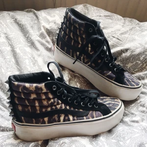  - ❣️ Super snygga häftiga bold/höga/platå Old School Vans i storlek 38. Passar mig bra som är storlek 37,5! 🤩 Knappt använda & i väldigt fint skick, kan med hjälp tandkräm tvätta rent det vita på skon tex. 💌 Frakt 150kr. 