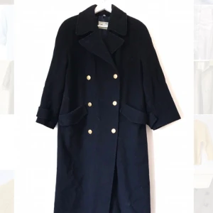  - Mörkblå/Marinblå nästan svart kappa i ull med dubbelslag. Vintage. Superfint skick! Lite luddig då den legat med annat ylle. Storlek: 38-42 om man inte vill ha den oversize Material: 80% ull, 20% polyamid  Stockholm eller fraktkostnad! ✨🌸✨