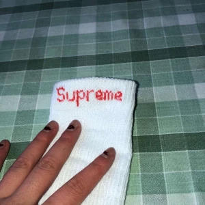  - Oanvända Supreme-strumpor, självklart äkta! Kvitto finns! Storlek 9-12 us size dock använder jag med strl 38/39 också!  Vid frågor dm eller kommentera!💕