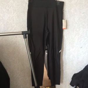  - Oanvända träningsleggings från River Island,prislappen sitter på, säljer då de är för stora på mig. Reflex/mesh på sidorna. 