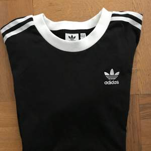 Adidas t-shirt storlek 32(XS) Använd 1 gång    Kolla bild 2 för att se hur den sitter på mig.   🌸Frakt 36kr 🌸