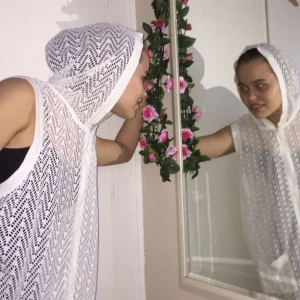  - Näthoodie utan ärmar med luva. Strl 48/50, ca M/L.