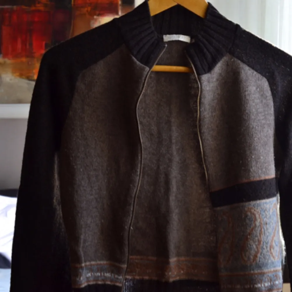 Stickad/virkad tröja med fint mönster på framsidan. Ganska liten i storleken. Kan mötas upp i Stockholm eller posta, frakt tillkommer isf! Hör av dig om du har några frågor! ☺️💞. Tröjor & Koftor.