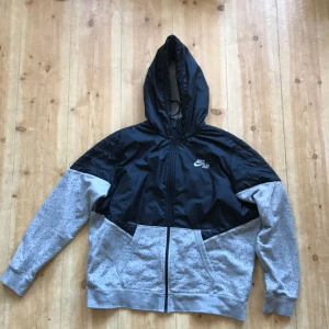  - Nike Air Hoodie i XL men sitter bra på mig som normalt kör large. Bra second hand skick. Hämtas i Uppsala eller skickas mot fraktkostnad 