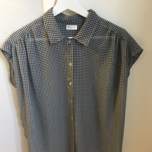  - Fin halv transparent blus på weekday