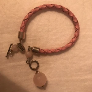  - Sött litet armband i rosa flätat läder. 