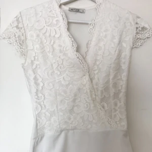  - Snygg vit festbody.  Köparen står för frakten.