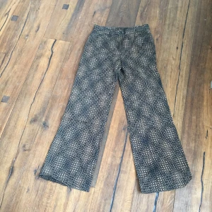  - Häftiga Fendi byxor med vida ben! Super sköna, coolt mönster som är modernt. Knappt använda