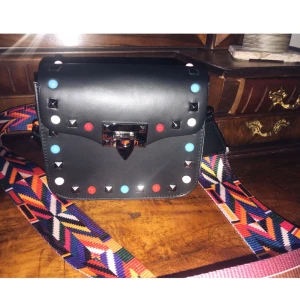  - Cool valentino inspirerad crossbody-bag, oanvänd och mycket bra kvalité! Olika mönster av axelremmen så kan användas på båda sidorna, man kan även byta till tex en kedja som rem! 