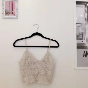  - Beige/ljusrosa spets topp. Från Bik bok, knappt använd! 