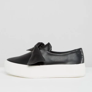  - SNYGGASTE leather knot platform sneakers från pull&bear 🌟 köptes på chansning då de är för stora för mig, men passade såklart inte 😭 de är alltså bara använda en gång och letar nu efter en ny ägare! Frakt tillkommer