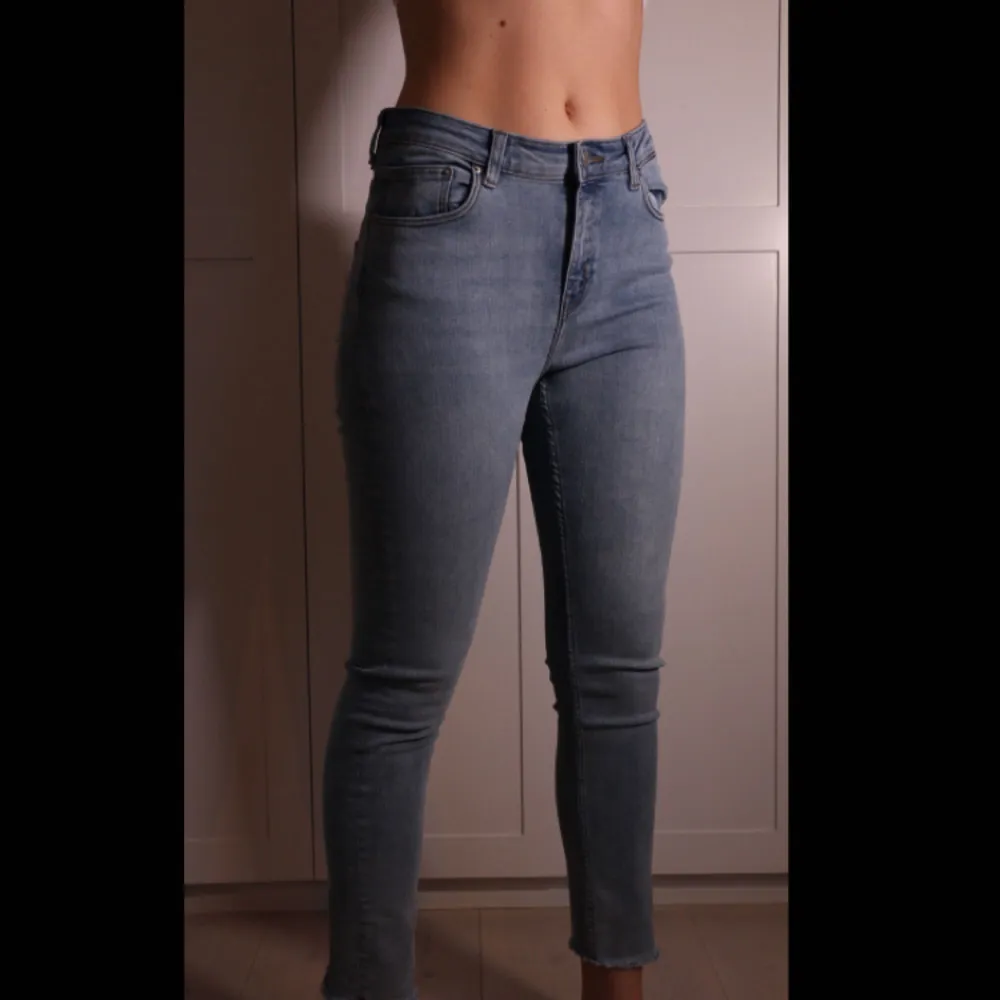 Helt oanvända Weekday jeans! Köpta online men var fel storlek för mig! Slimfit med avklippta anklar, mjukt ganska stretchigt material. Kan mötas i Stockholm, annars står köparen för eventuell frakt! . Jeans & Byxor.