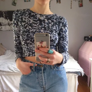  - Mönstrad croptop från Bik Bok! Köpt för något år sedan och använd några gånger. Är i strl S men skulle säga att den är mer som XS :-) 