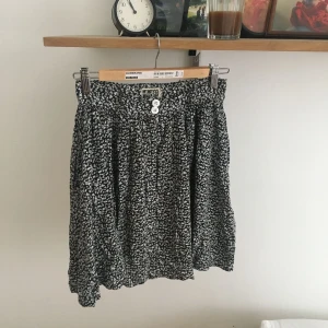  - Blommig kjol från Weekday