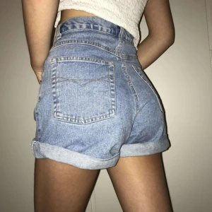  - JÄTTESNYGGA favo shorts, högmidjade som tyvärr inte passar, kan rullas upp och ner beror på hur man vill ha dom. 
