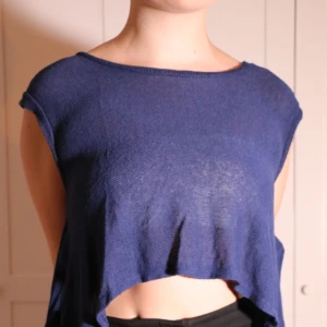  - Stickad topp från Urban Outfitters! Fint skuren på sidorna och i en mörkblå färg. Sparsamt använd! Kan mötas i Stockholm, annars står köparen för eventuell frakt.