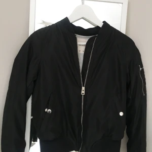  - Bomber jacka som är lite fodrad. Fint skick🌟