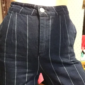  - Supersöta mörkblå utsvängda byxor med svaga ränder från Monki. Nyligem köpta här från Plick men de var lite fel storlek tyvärr. 🌸