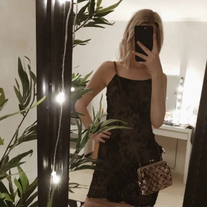  - Supersnygg klänning från h&m som tyvärr aldrig kommer till användning, strl 32.  Köparen står för frakt annars kan jag mötas upp i Falun! ✨