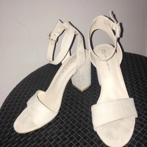  - Snygga klackar till sommaren och student. Använda en gång🌸köparen står för frakt