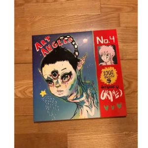  - Grimes, Art Angels vinyl LP 💿  Funkar perfekt och allt följer med.  Skickar men köparen står för frakten ca 58kr. 📮 Katt finns i hemmet 🐈