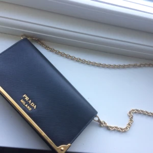  - Prada-väska! Använd 2 gånger. Kostar 6300 ny. Påse tillkommer! Inget slitage.