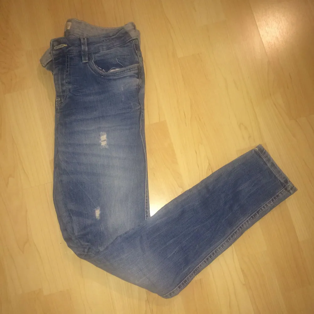 Ljusa jeans från Zara. De är stretchiga med slim fit. Jeans & Byxor.