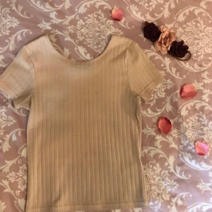  - Beige t-shirt från Bik Bok i storlek S. Säljes pga används inte. 50kr + ev frakt