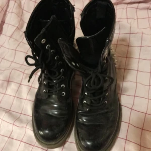  - Kängor ifrån Catwalk med vass studs på.  Dom är i storlek 40👟 Dom har repor som har skapas från studsen men annars är dom väldigt fina, gör rent dom innan dom skickas också.  Fraktar men köparen står för frakten som är ca 95kr. (Kan skicka med Skicka Direkt PostNord vilket betyder att du kan spåra det också) 📮