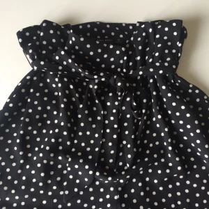  - Vida byxor med hög midja med knyt från Zara. Köparen står för frakt✨