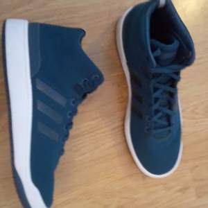 Adidas skon Veritas med fitfoam sula i gott skick. Storlek 42 färg är blå grön lite mindre i storleken. 