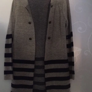  - Super varm och snygg kofta som matchar till mycket😊