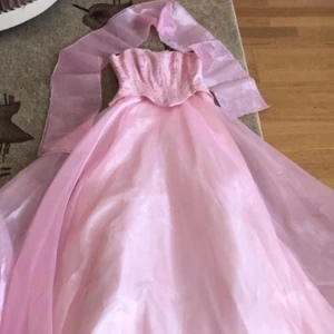  - Det är faktiskt balklänner fint