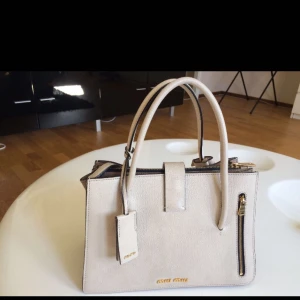  - Miu miu väska  Jätte fint  Ganska dyrt för ny som 13000kr  Min pris 2500 