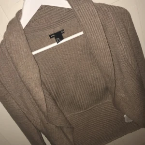  - Beige /ljusbrun kofta ifrån H&M