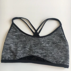  - Snygg tränings-bh från Hollister. Aldrig använd eftersom att den var i fel storlek och hade tappat bort kvittot när jag väl skulle byta den🌷 kan mötas upp i innerstan, Stockholm. Eller så tillkommer frakt. Tar swish🌸🌼💓