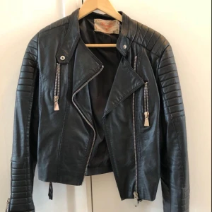  - Den populära jackan från chiquelle/tessie i bikermodell. Mycket fint skick. Strl 40  Kan frakta med postens vadderade kuvert eller frankerade lådor. Men köparen står för frakt. 