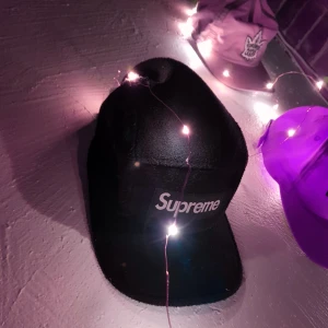  - Äkta Supreme keps, frakt ingår i priset. 