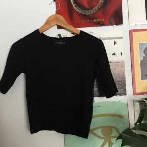  - Stickad, ribbad t-shirt från monki. Sparsamt använd då den inte sitter bra på mig. Är märkt som M men är mer som S. Frakt ingår i priset! 
