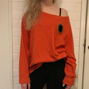  - Tuff tröja med hål i så man kan ha linne under vara Regina George. Gammal favorit som inte kommer till användning mer.