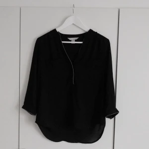  - Superfin svart blus med silverdetaljer från HM! Passar både till fest och vardags ✨ Stl 40 men passar någon som oftast har 38/M. Sparsamt använd! Kan mötas upp i Linköping eller postas, köparen står för frakten 😊